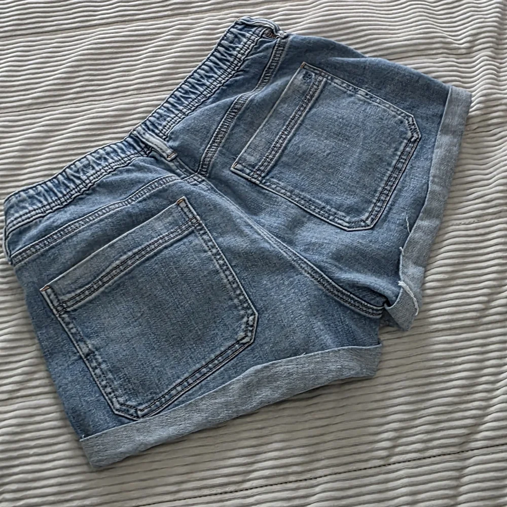 American Eagle Outfitters Light Wash Denim Easy Shortie Roll-Cuff Shorts - Picture 5 of 6